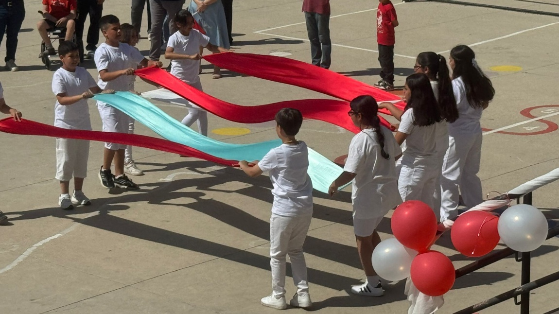 19 Mayıs Atatürk'ü Anma, Gençlik ve Spor Bayramı okulumuzda tüm öğrenci, öğretmen ve idarecilerin katılımıyla coşkuyla kutlandı.